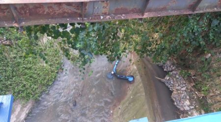 Bicicletas e patinete jogados em córrego causam revolta em São José dos Campos