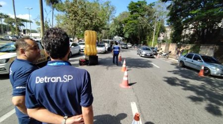 Blitz do Detran recolhe 6 veículos em frente ao Parque da Cidade