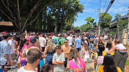Bloco Galinha D’Angola reúne mais de 25 mil pessoas no Parque Vicentina Aranha
