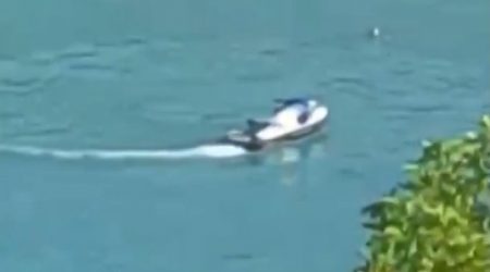 Bombeiros fazem buscas por jovem que desapareceu após cair de moto aquática na represa de Igaratá