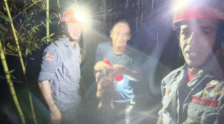 Bombeiros resgatam cachorro após queda em poço em Paraibuna