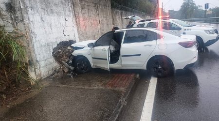 Carro bate em muro de condomínio e motorista é socorrido no Urbanova