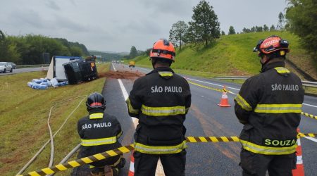 Caminhão bate em carro e tomba na Carvalho Pinto, em São José