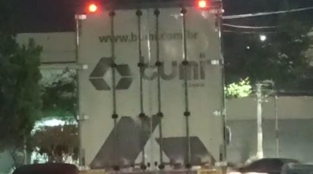 Caminhão baú danifica dezenas de cabos de internet em rua do Vista Verde