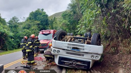 Caminhão capota em rodovia e dois homens morrem no Vale Histórico