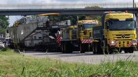 Caminhão com 100 metros de comprimento e carga de 600 toneladas retoma viagem na Via Dutra