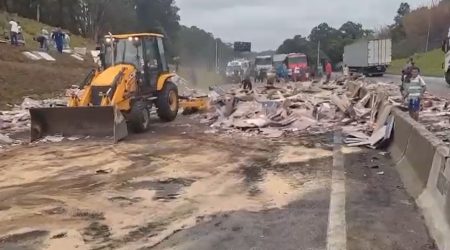 Caminhão com pisos tomba e provoca interdição na Via Dutra