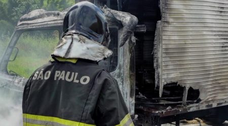 Caminhão consumido pelo fogo na Via Dutra mobiliza bombeiros nesta terça!