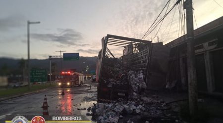 Caminhão pega fogo em Caraguatatuba; motorista sai ileso