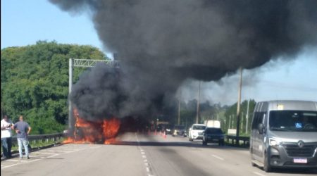 Caminhão pegando fogo deixa tráfego lento na Via Dutra em Jacareí. PRF e Bombeiros atuam no local; não há feridos.