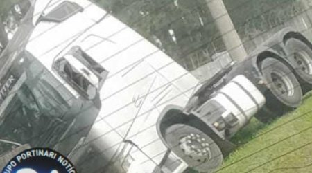 Caminhão roubado em Osasco colide com muro do DCTA