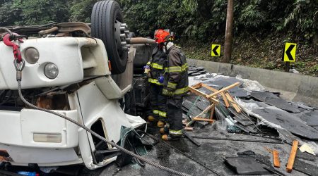 Caminhão tomba e interdita Rodovia Tamoios na descida da serra