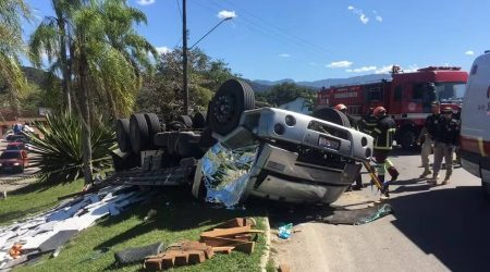 Caminhão tomba e motorista morre na Rio-Santos em Ubatuba!