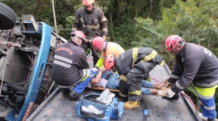 Caminhão tomba na Rodovia dos Tamoios e deixa motorista ferido na serra (3)
