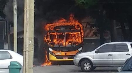 Caos na zona leste: Mais dois ônibus são incendiados!