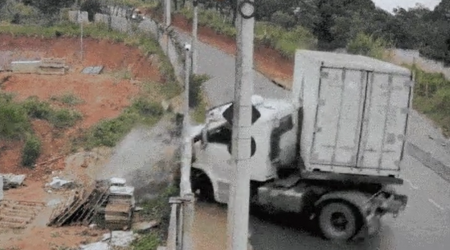 Caminhão perde controle em descida, derruba poste e destrói muro em São José dos Campos