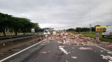 Carga de caminhão cai e interdita Via Dutra em Guaratinguet