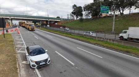 Carga especial Dutra gera 13 km de congestionamento e segue às 13h para Taubaté, após parada em Caçapava.