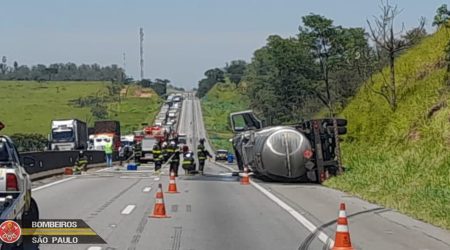 Carreta carregada com combustível tomba e interdita Dutra por 4 horas em Pindamonhangaba