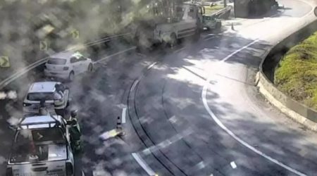 Carreta carregada de brita tomba na descida da Serra da Tamoios, em Caraguatatuba