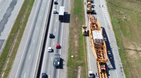Carreta gigante na Via Dutra para em São José dos Campos durante transporte histórico