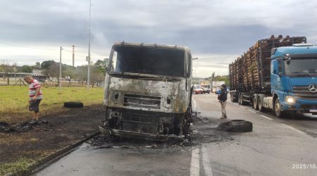 Carreta pega fogo na Via Dutra em São José dos Campos; fogo começou após problema mecânico, sem vítimas.