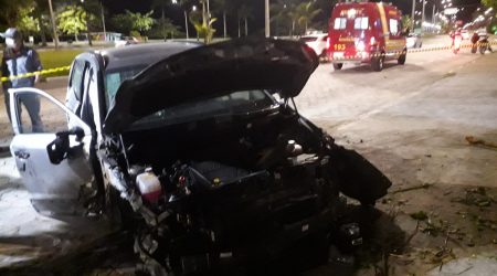 Carro acerta muro, roda e duas pessoas ficam feridas em Caraguatatuba na noite desta quinta!