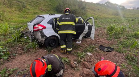 Carro cai em ribanceira, homem fica ferido e preso no veículo na zona leste