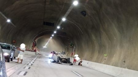 Carro capota em túnel do Contorno Sul na Tamoios