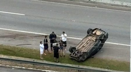 Carro capota na Avenida Mario Covas em São José dos Campos na manhã desta sexta-feira (1º)