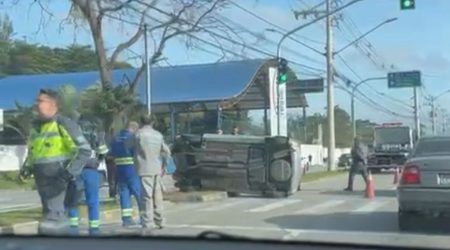 Dois carros se envolvem em acidente no Urbanova