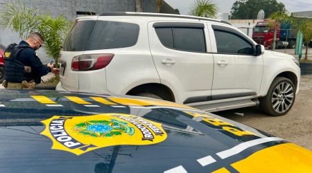 Carro furtado em São José é encontrado em posto na Dutra pela PRF