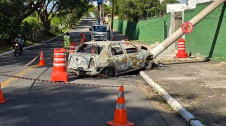 Carro pega fogo após bater em poste e duas pessoas ficam feridas em Caçapava