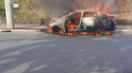 Carro pega fogo após motorista bater em poste!