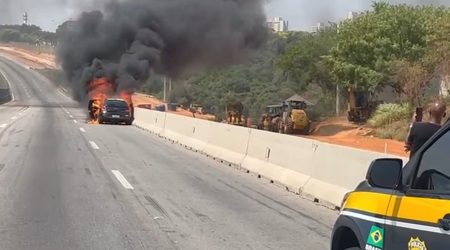 Carro pega fogo na Via Dutra em Jacareí. Pista já liberada!