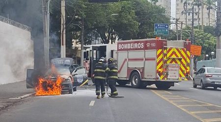 Carro pega fogo na região central de São José dos Campos