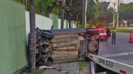 Carro perde controle, tomba e deixa jovens feridos na zona sul
