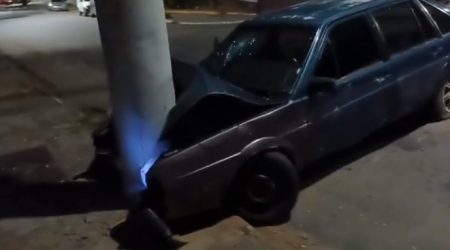 Carro perde o controle e colide com poste na Rua Guarani, em Santana