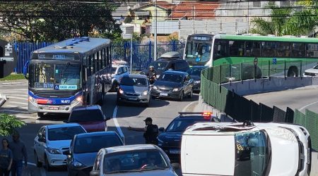 Carro tomba em São José dos Campos e complica o trânsito na região central