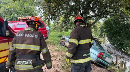 Casal de idosos é resgatado após cair com carro em ribanceira