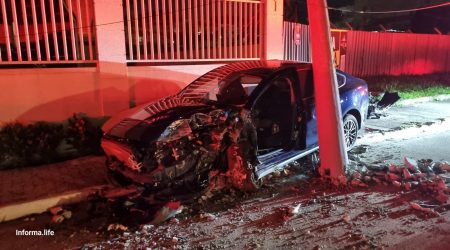 Casal de idosos fica preso nas ferragens após acidente na avenida Eduardo Cury