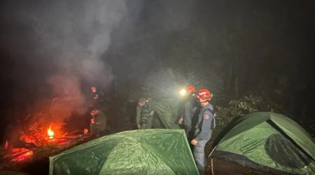Chuva atrapalha, e corpos são resgatados por terra
