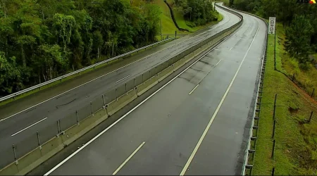 Chuva fecha descida da serra antiga da Tamoios