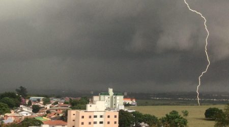 Chuva forte, granizo e ventos intensos atingem São José dos Campos