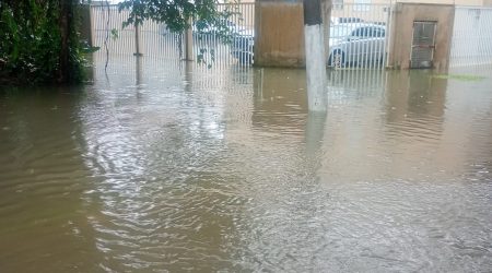 Chuvas em Ubatuba provocam alagamentos, vistorias da Defesa Civil e adiamento de evento; situação segue em monitoramento.