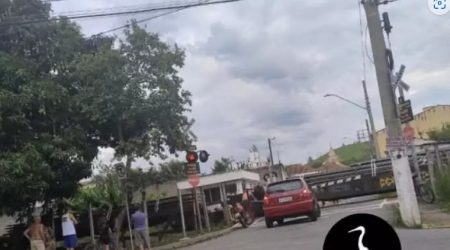 Ciclista de 60 anos é atropelado por trem em Guaratinguetá