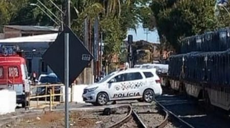 Ciclista fica em estado grave após ser atropelado por trem