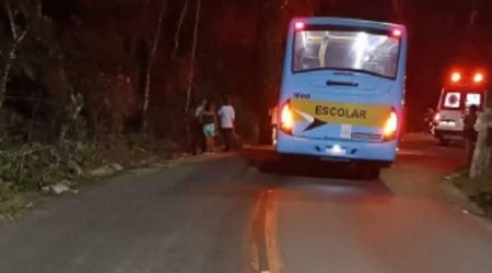 Ciclista morre após ser atropelado por ônibus escolar na costa norte de São Sebastião