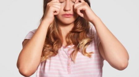 Coçar os olhos pode levar à doença grave, alerta oftalmologista
