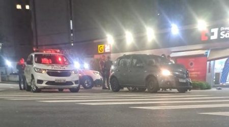 Colisão em cruzamento central de São José dos Campos deixa passageiro ferido durante corrida de aplicativo